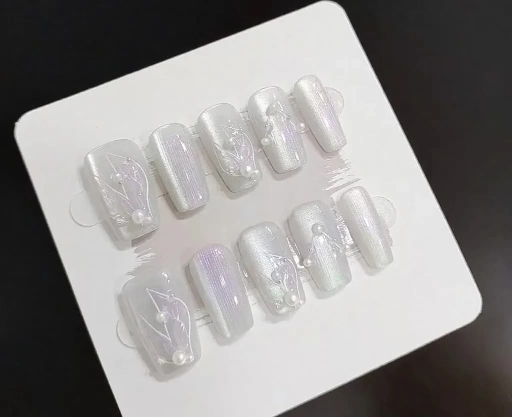 Срібно-білі накладні нігті «Русалка» з ефектом котячого ока та перлами
