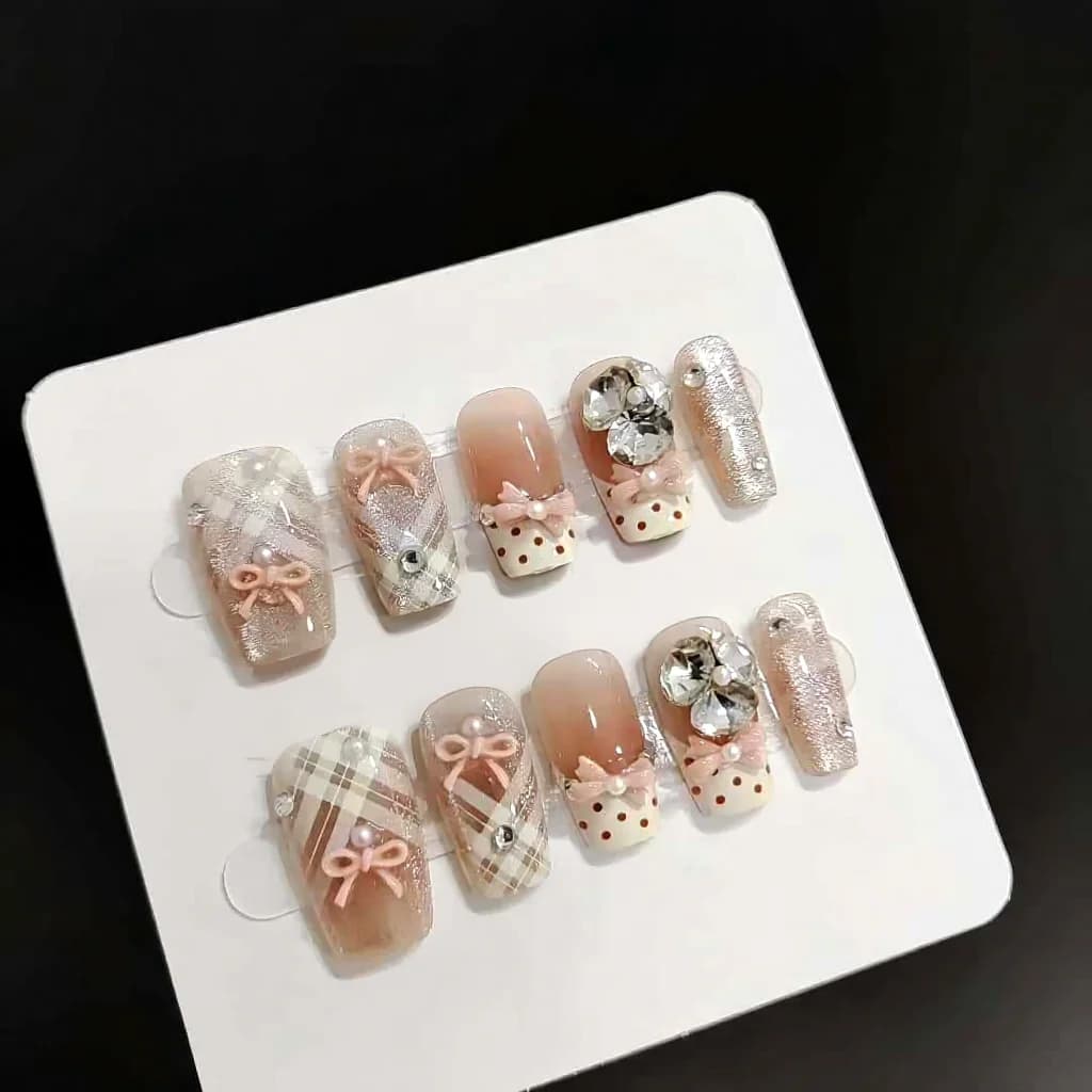 Накладні нігті Creamy Lily: французький манікюр, ефект котячого ока, короткі, форма труна, 30 шт.
