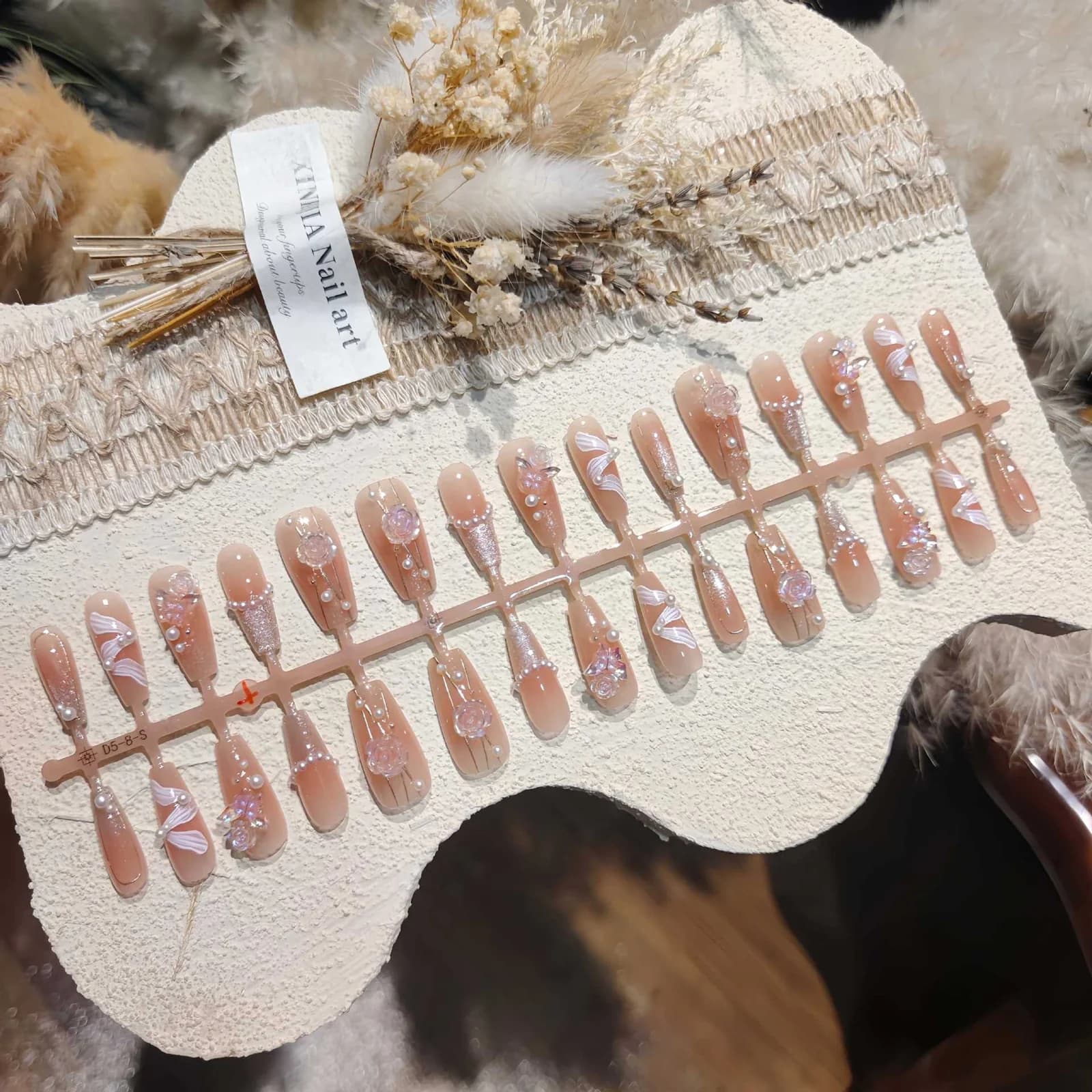Накладні нігті Gold Line Rose з метеликами та блиском Cat Eye