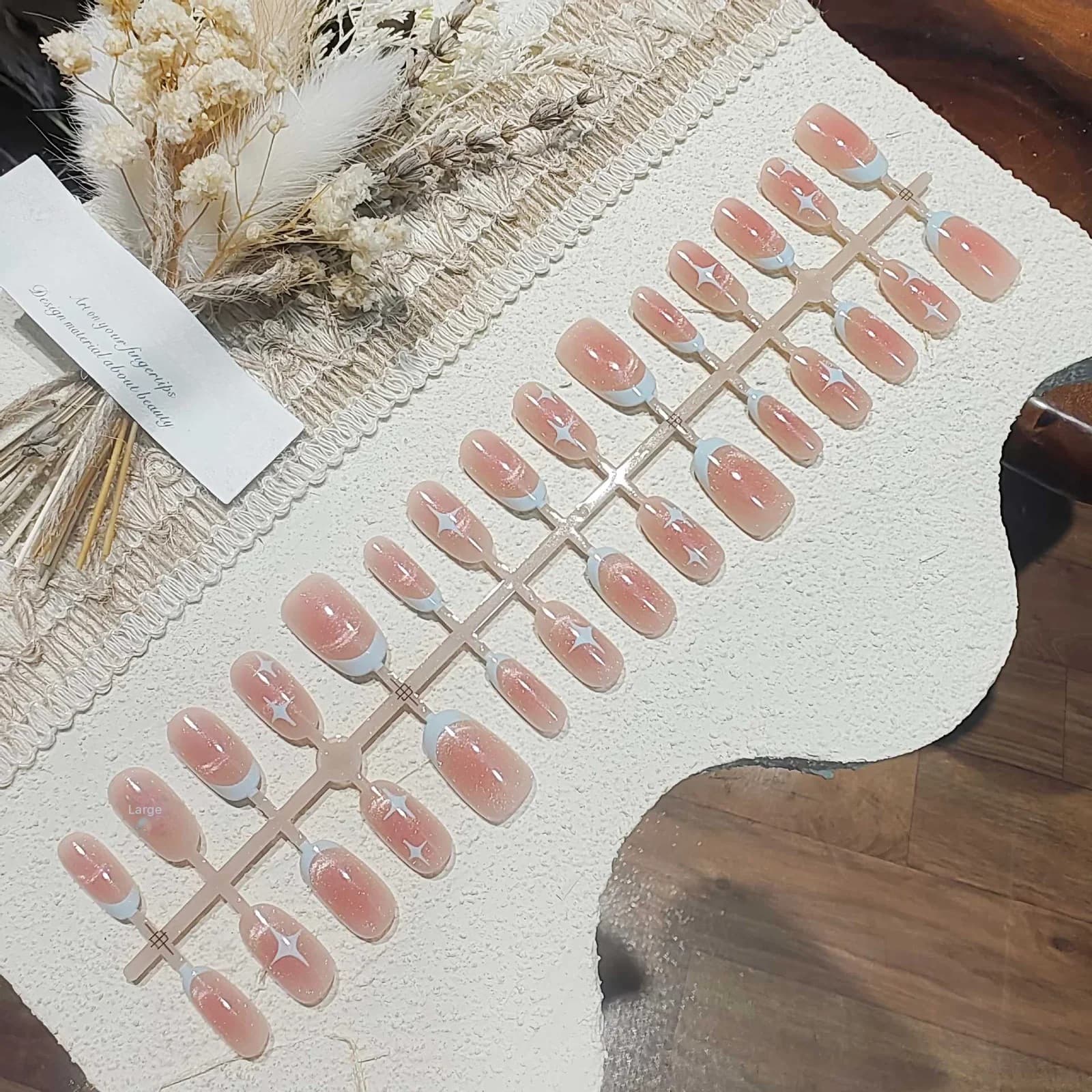 Короткі овальні накладні нігті «Котяче око» з рожевим дизайном «Зоряне небо»